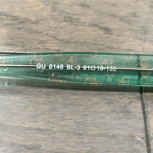 Y2K Vintage Guess Sunglasses with Case - Picture 6 of 8